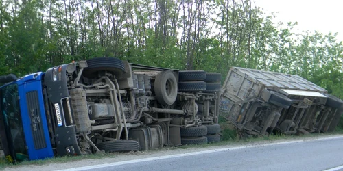 Un TIR cu 24 de tone de fier vechi s-a răsturnat pe DN 58