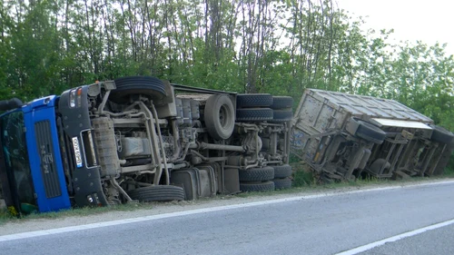 Un TIR cu 24 de tone de fier vechi s-a răsturnat pe DN 58