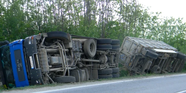 Un TIR cu 24 de tone de fier vechi s-a răsturnat pe DN 58