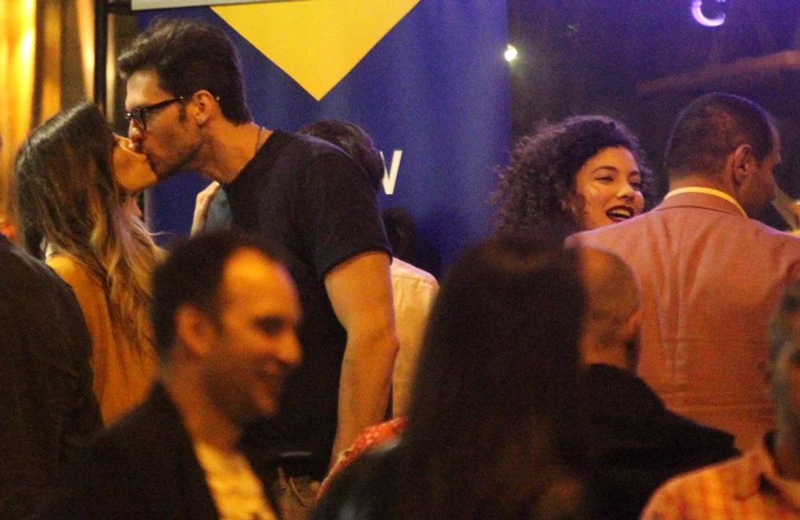 Silviu Ţolu a sărutat-o pe Lili Sandu în faţa restaurantului unde a avut loc petrecerea de la fermă