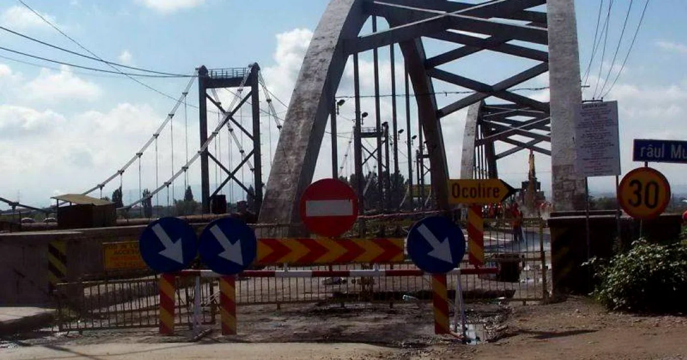 Circulaţia pe pod se va face alterbativ pe un singur sens