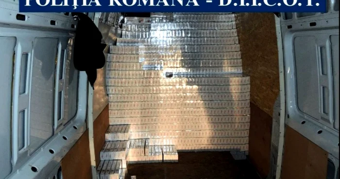 Într-un microbuz au fost găsite peste 840.000 de ţigări. Foto: Poliţia Română