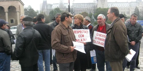 Angajaţii CET protestează în faţa Prefecturii Iaşi