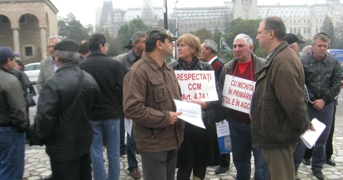 Angajaţii CET protestează în faţa Prefecturii Iaşi