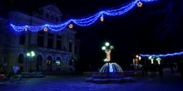 (arhivă foto - 2009) Surpriză:beculeţele ornamentale au rămas stinse de Moş Nicolae