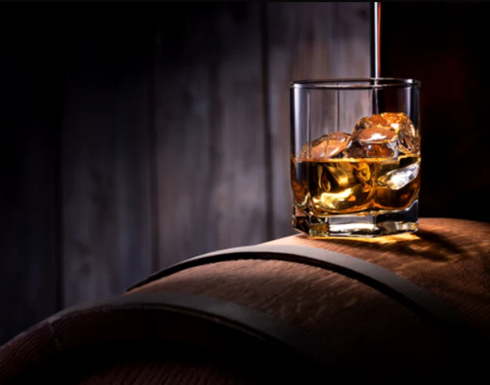 Regele Charles preferă whisky vechi de 15 ani / foto: Adobe Stock