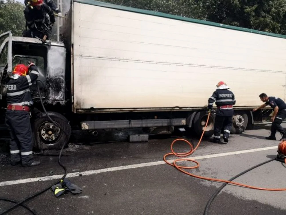 Camionul a luat foc din mers FOTO botosaninews.ro