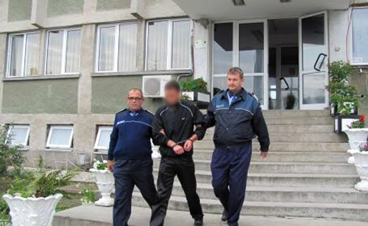 Bărbatul a fost prins de poliţişti şi este acuzat de tentativă la tâlhărie. Foto: arhivă