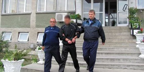 Bărbatul a fost prins de poliţişti şi este acuzat de tentativă la tâlhărie. Foto: arhivă