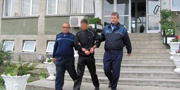 Bărbatul a fost prins de poliţişti şi este acuzat de tentativă la tâlhărie. Foto: arhivă