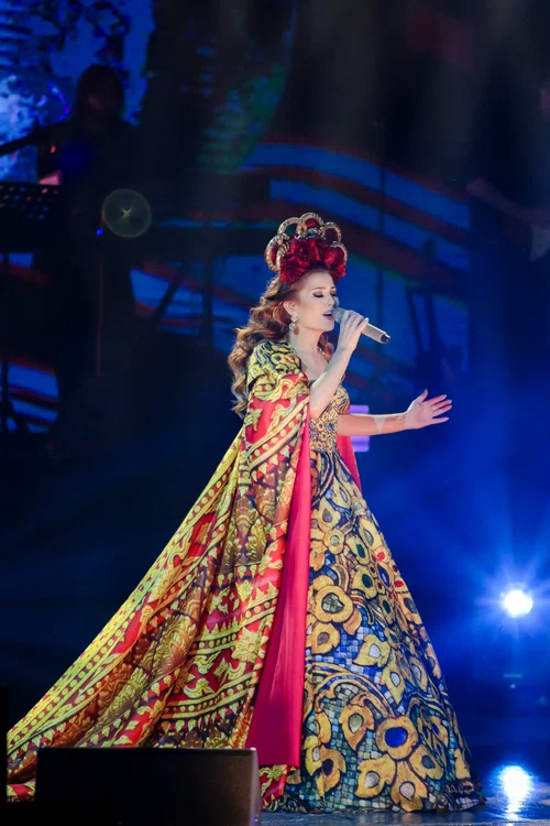 Elena Gheorghe a purtat mai multe ținute spectaculoase în cadrul concertului „Luna Alba”