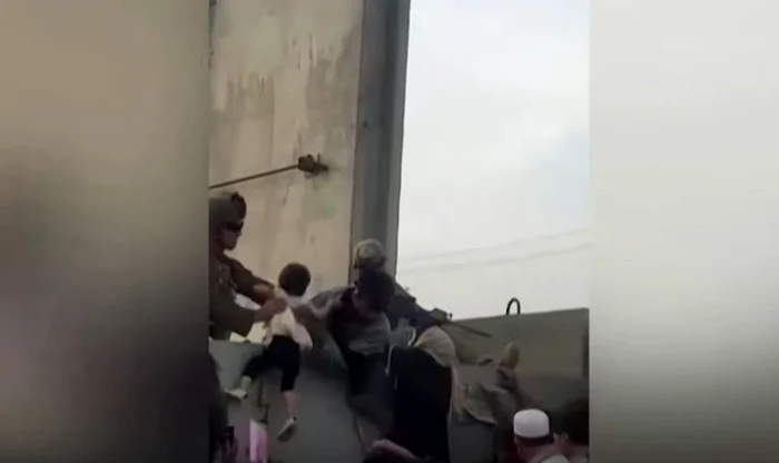 Fetita ridicata peste gard in Kabul FOTO Captură video