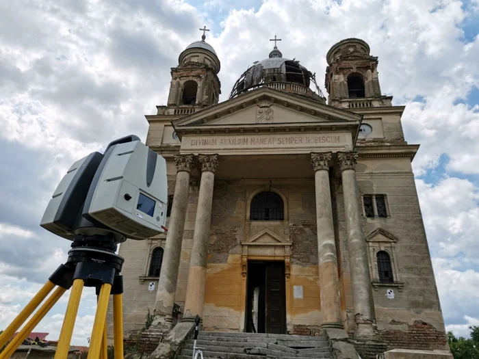 Mausoleul de la Bobda (Timiş) - copie după Esztergom Ungaria - a ajuns ruină tristă Foto Ştefan Both