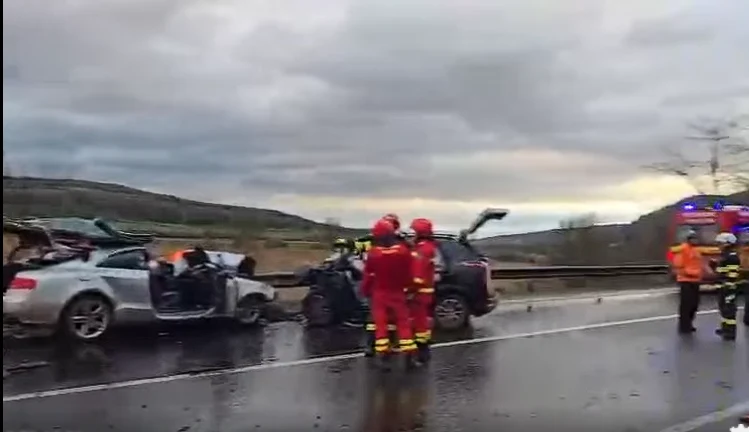 Impact frontal pe DN 14: O adolescentă de 15 ani și doi bărbați au rămas încarcerați. Se fac manevre de resuscitare