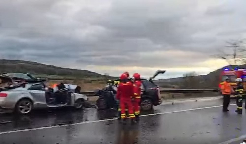 Impact frontal pe DN 14: O adolescentă de 15 ani și doi bărbați au rămas încarcerați. Se fac manevre de resuscitare