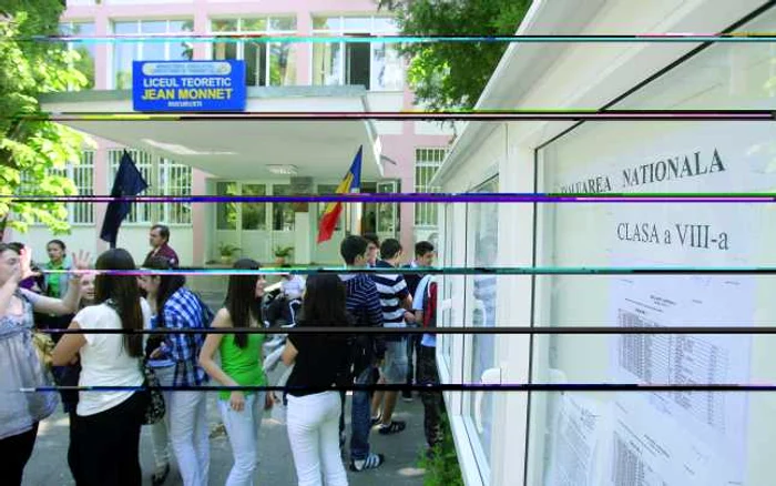 Elevii din clasa a VIII-a vor trece prin cel puţin două verificări ale cunoştinţelor până la evaluarea din vară FOTO: Adevărul