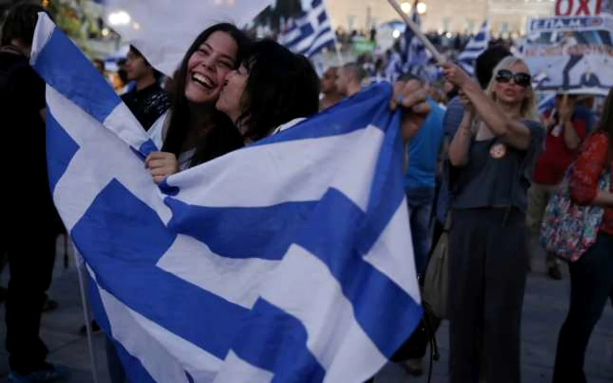 Rezultate referendum Grecia. Cei care au votat împotriva măsurilor impuse de EU au ieşit în stradă de bucurie. FOTO AP