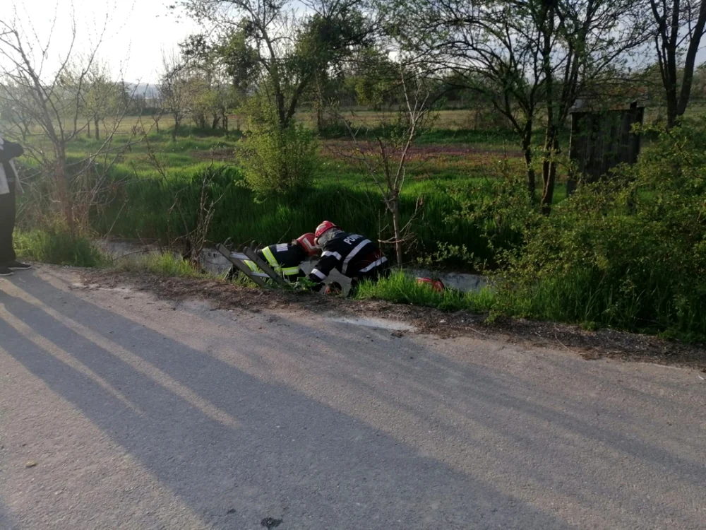 Un bărbat şi-a rupt piciorul după ce a căzut într-un canal de doi metri - salvat de pompieri Foto Adevărul