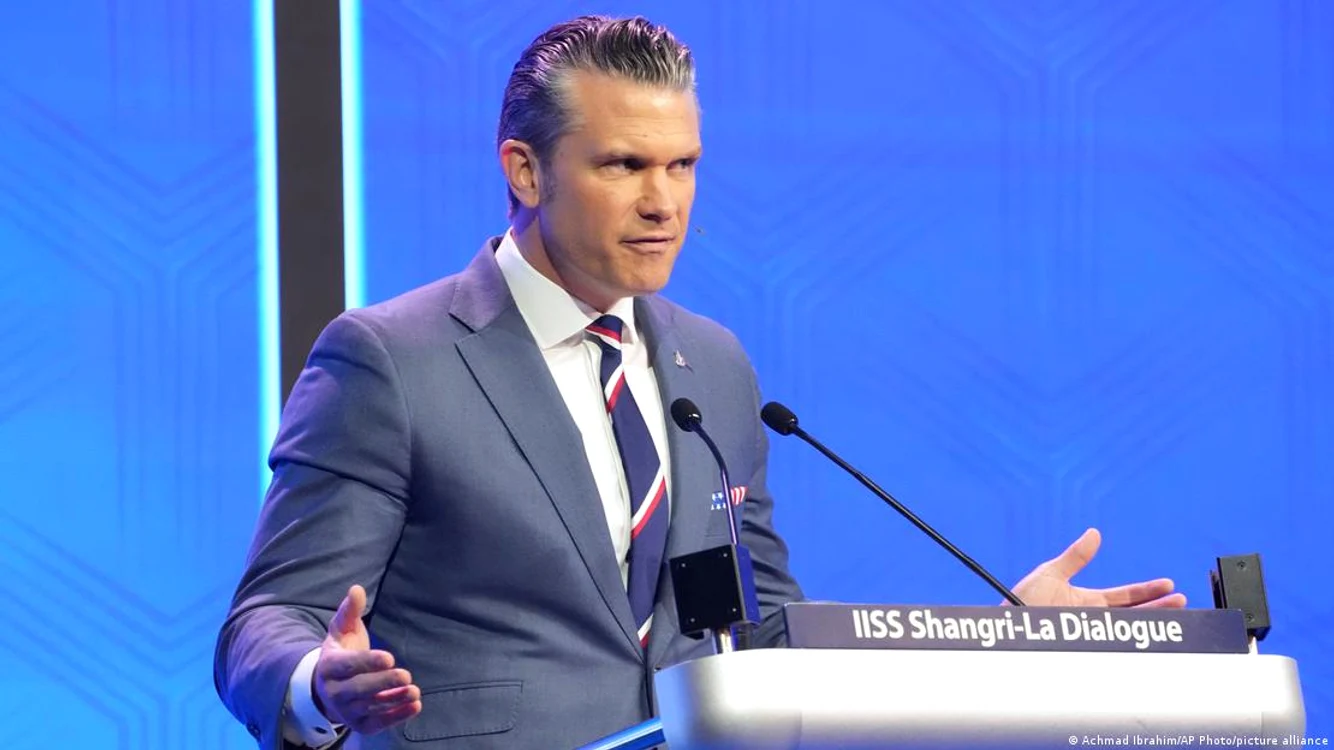 Secretarul american al Apărării, Pete Hegseth, în timpul discursului său de la Singapore