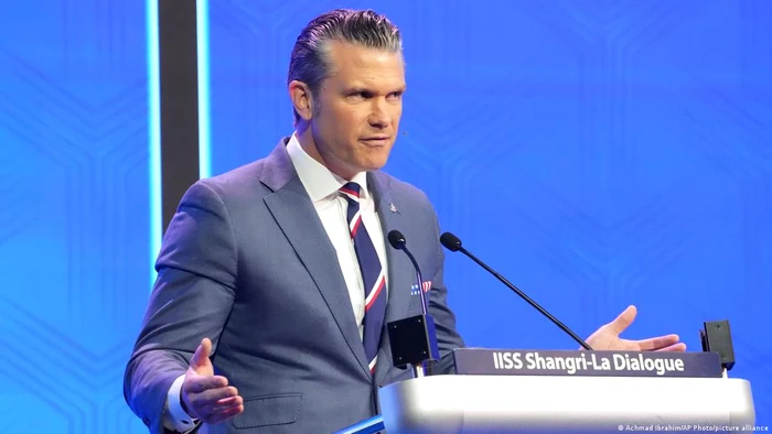 Secretarul american al Apărării, Pete Hegseth, în timpul discursului său de la Singapore