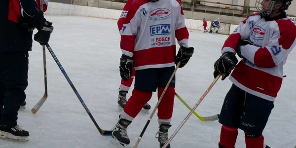 Tinerii suceveni învaţă hochei la patinoarul Areni