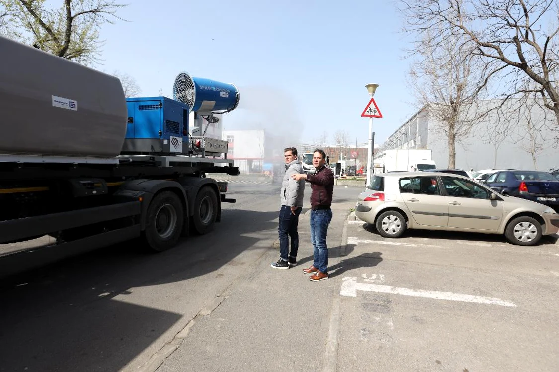 
    Utilajele funcționează după modelul tunurilor de zăpadă artificială pe pârtiiFoto:blitz  