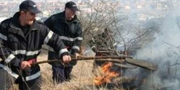 Pteşti:Pompierii se luptă cu flăcările pe Autostrada Bucureşti Piteşti