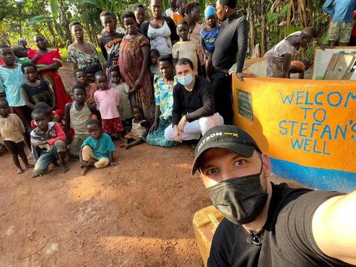 Ştefan Mandachi şi mIhai Braşov(în plan secundar), în Africa, acolo unde au construit peste 100 de fantâni FOTO Facebook/Şt.Mandachi