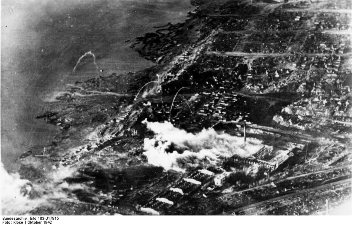 Vedere aeriană a Stalingradului după un atac al Luftwaffe din 2 octombrie 1942 (© Bundesarchiv Bild 183-J17815)