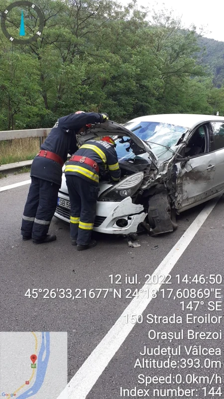 Trafic blocat pe Valea Oltui în urma coliziunii dintre un TIR şi un autoturism la Balota - Racoviţa în Vâlcea pe DN 7 Foto ISU Vâlcea