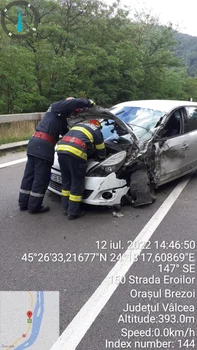 Trafic blocat pe Valea Oltui în urma coliziunii dintre un TIR şi un autoturism la Balota - Racoviţa în Vâlcea pe DN 7 Foto ISU Vâlcea