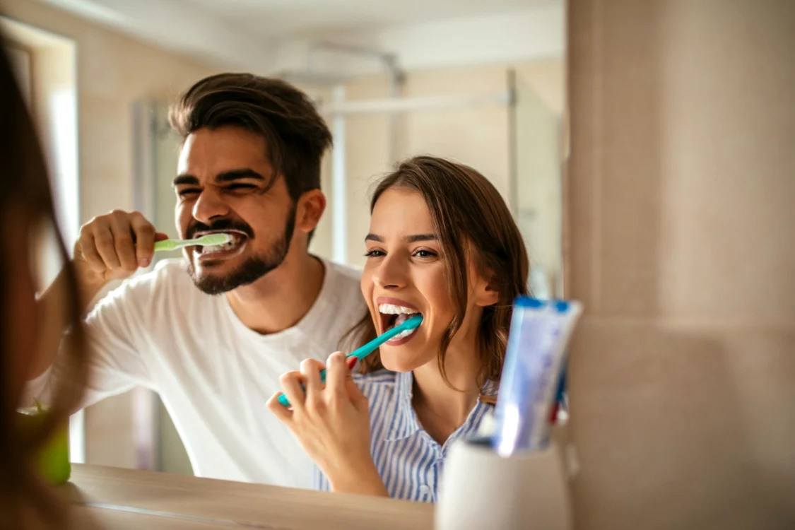 Medicul stomatolog recomandă ca periajul să se efectueze la cel puţin 15-20 de minute după masă