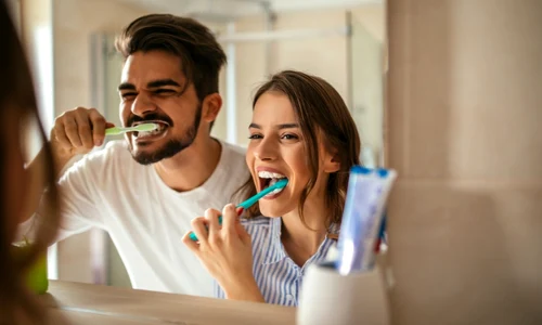 Dantura - periaj - spalat pe dinti FOTO Shutterstock