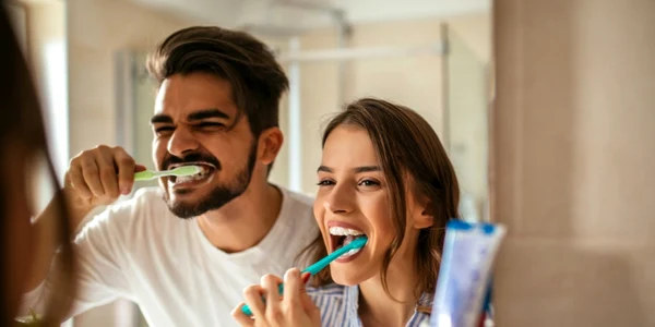 Dantura - periaj - spalat pe dinti FOTO Shutterstock