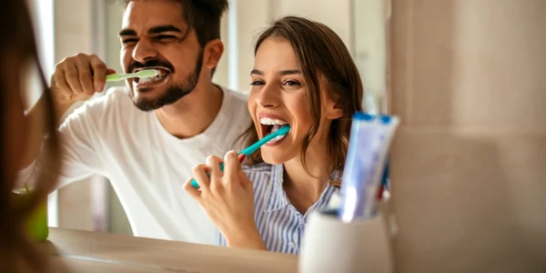 Dantura - periaj - spalat pe dinti FOTO Shutterstock