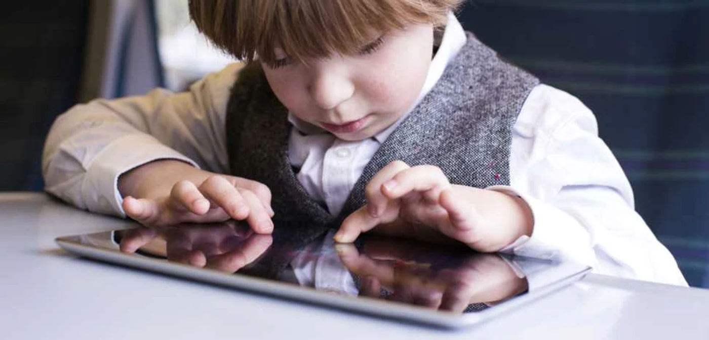 Copiii sunt afectaţi psihic de
utilizarea smartphone-urilor, tabletelor sau televizoarelor

FOTO huffingtonpost.com