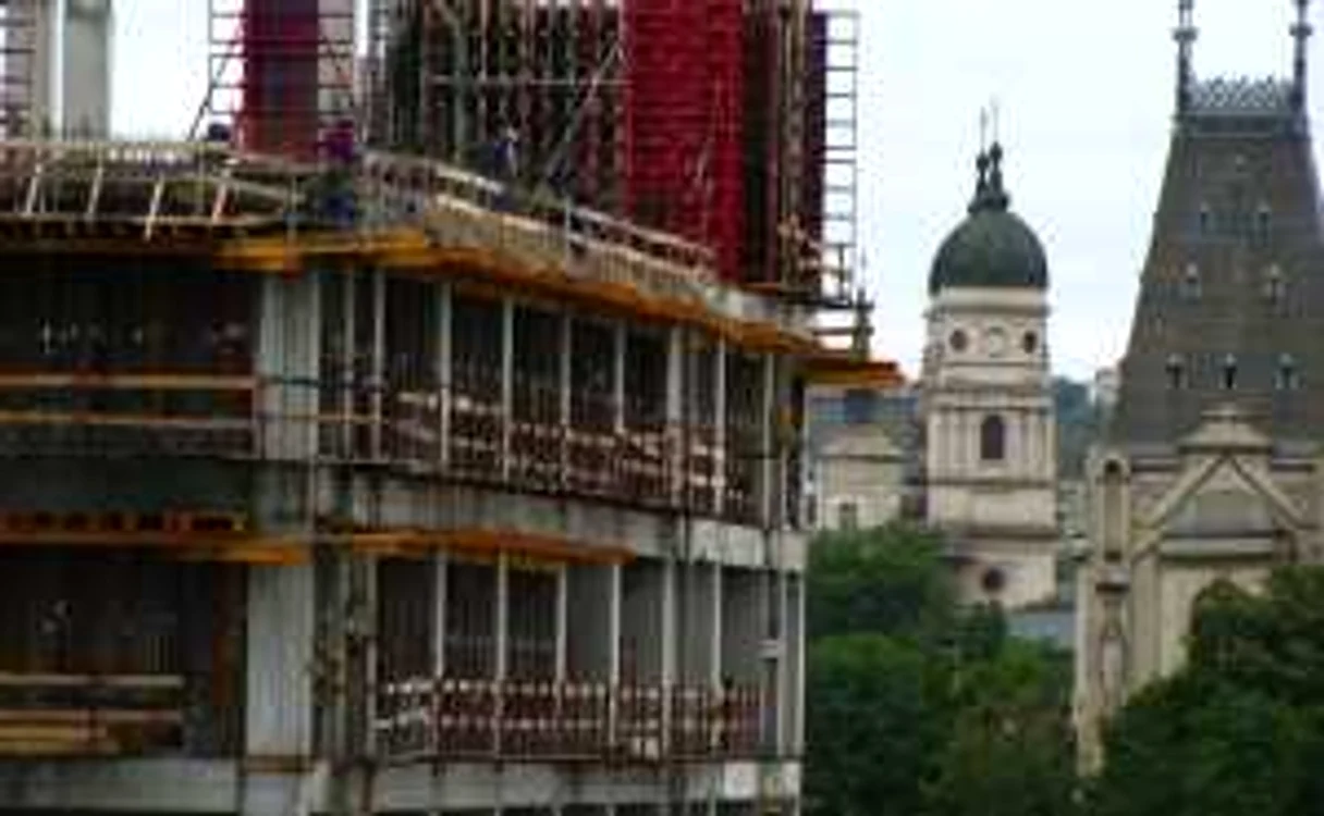 Muncitorii Iulius Group au ridicat deja în spatele Palatului Culturii clădiri cu multe etaje