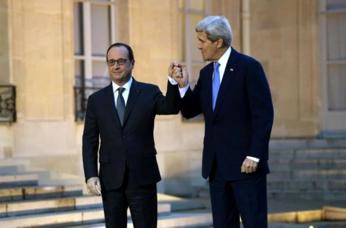 Solidaritate francezo-americană. Francois Hollande (stânga) şi John Kerry (dreapta) FOTO notednews.com