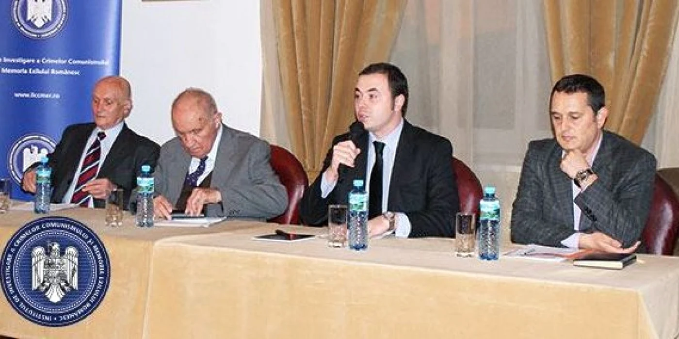 Directorul Institutului pentru investigarea
crimelor comunismului, Andrei Muraru (al doilea din dreapta), la o conferinţă
organizată de instituţie în 2012 

FOTO: IICCMER