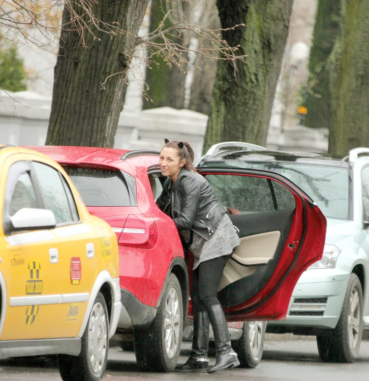 
    Andra a schimbat multe maşini  de-a lungul timpului, iar acum  conduce un Mercedes GLA 220,  roşu, în valoare de 40.000 de euro  