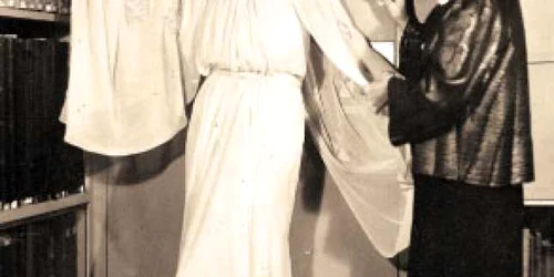 Fondatoarea Lanvin, lucrând la una  dintre creaţiile sale