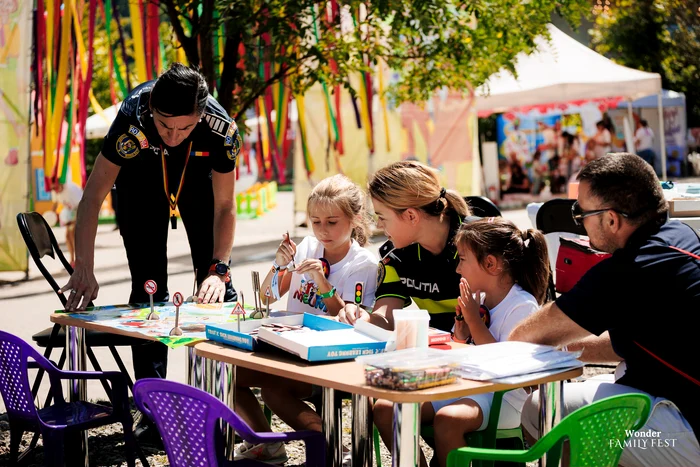 Copiii se bucură de ateliere și spectacole interactive