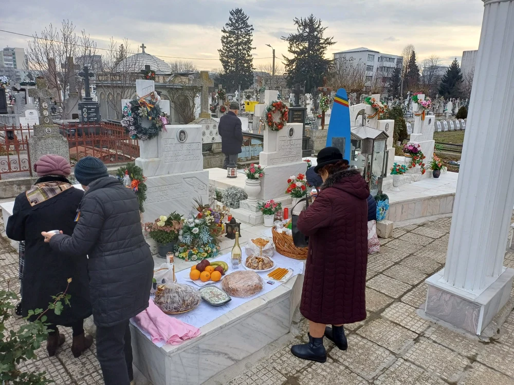 Familiile eroilor, de 34 de ani, își pomenesc fii căzuți la Revoluție FOTO MA