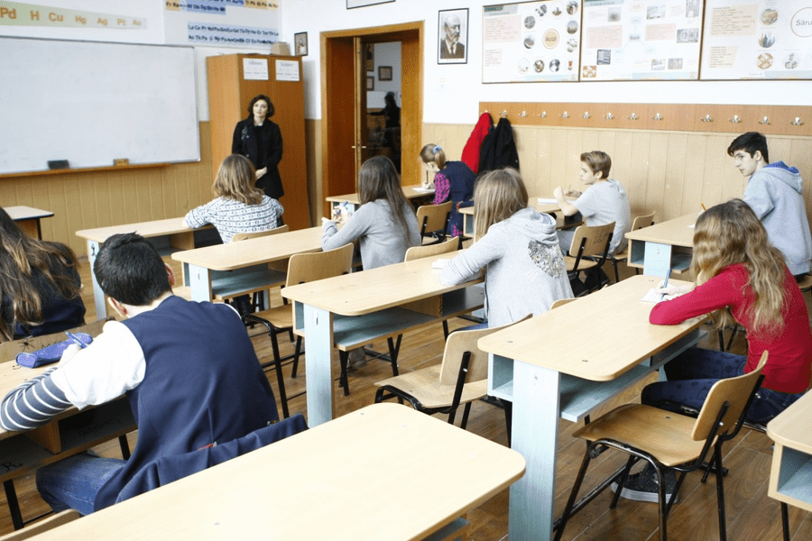 Învățător, doar cu facultate, educator, doar cu liceul pedagogic