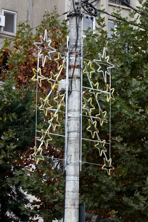 În sectorul 3, în mai multe intersecții au apărut pe stâlpi astfel de panouri din leduri