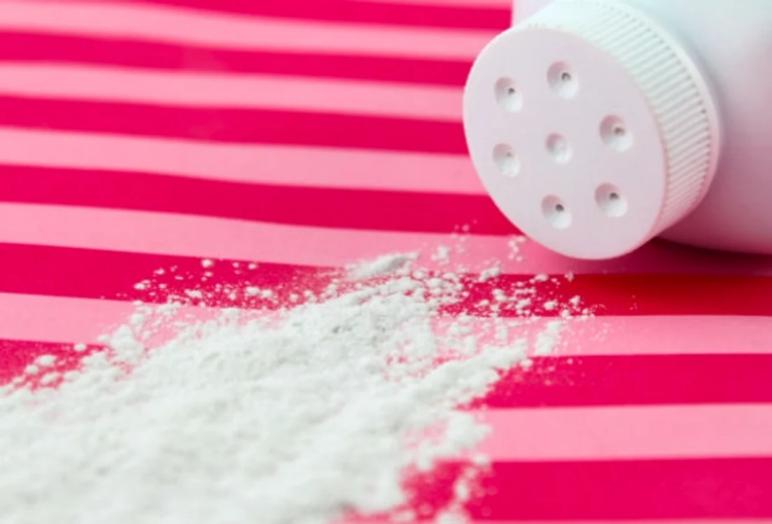 Aplică pudră de talc ca să scapi de firele enervante de nisip