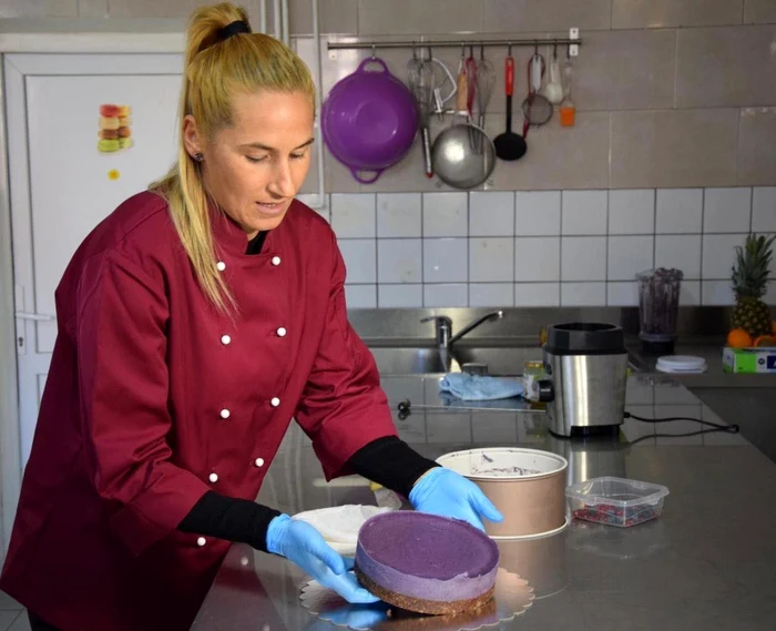 Silvia Marta, în timp ce prepară tort raw vegane FOTO Arhivă personală