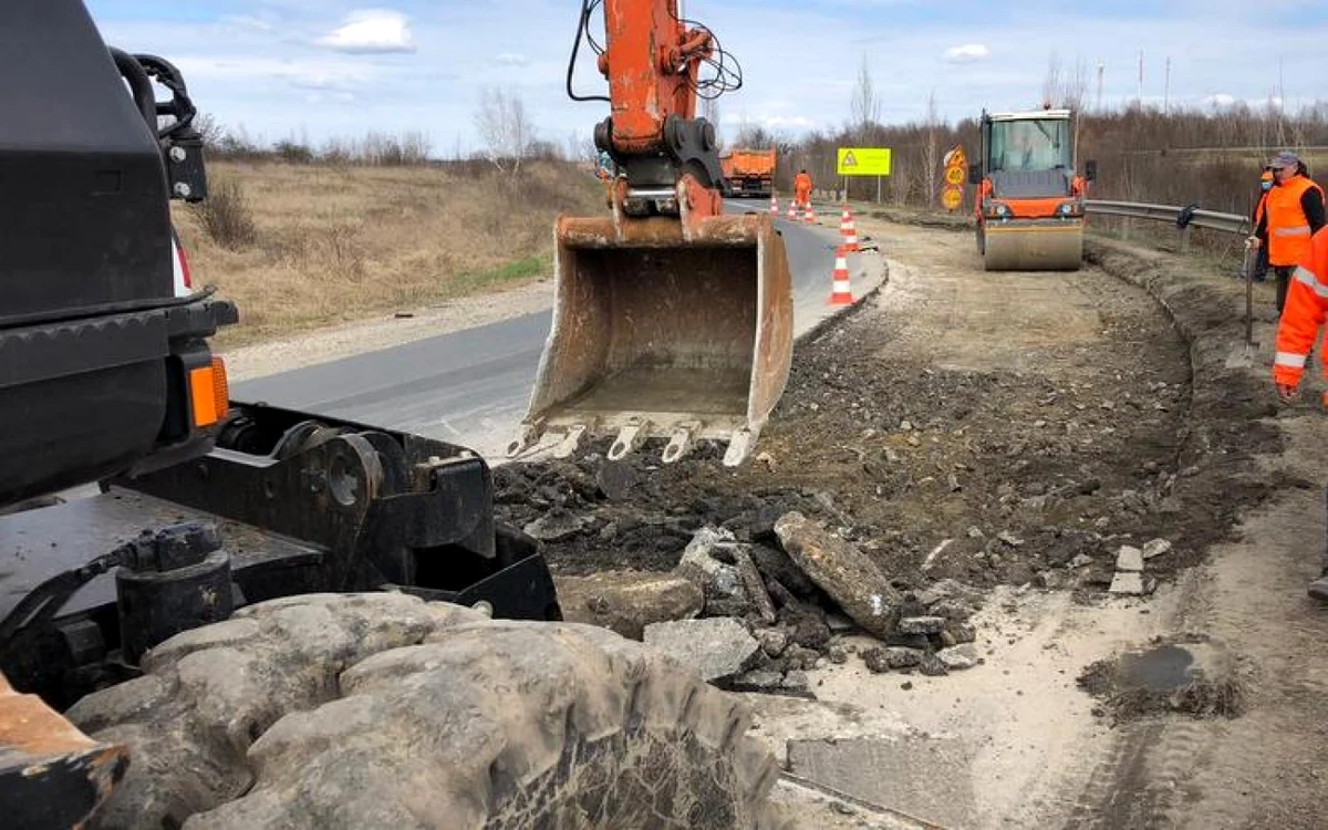 Se circulă doar pe o bandă pe sectoate din zona Coşava - Coşeviţa. FOTO: DRDP Timişoara