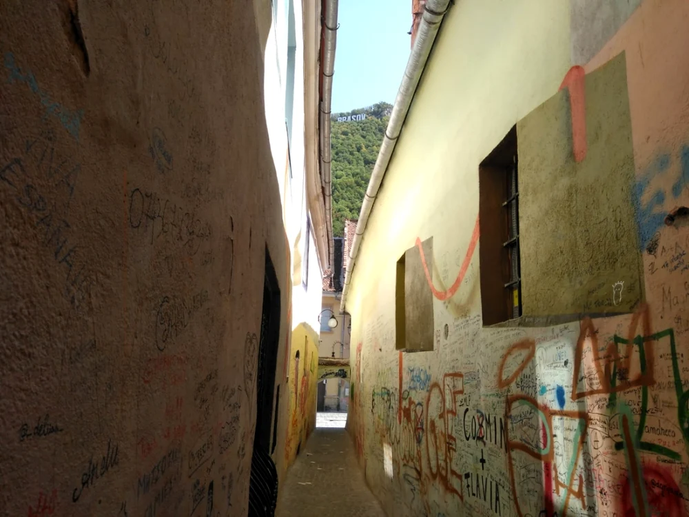Zidurile de pe strada Sforii din Braşov au redevenit la fel de „pictate” ca înainte de vopsire