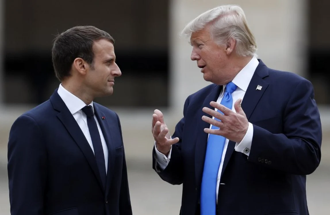 Preşedintele francez Emmanuel Macron (stânga) şi preşedintele american Donald Trump FOTO AFP